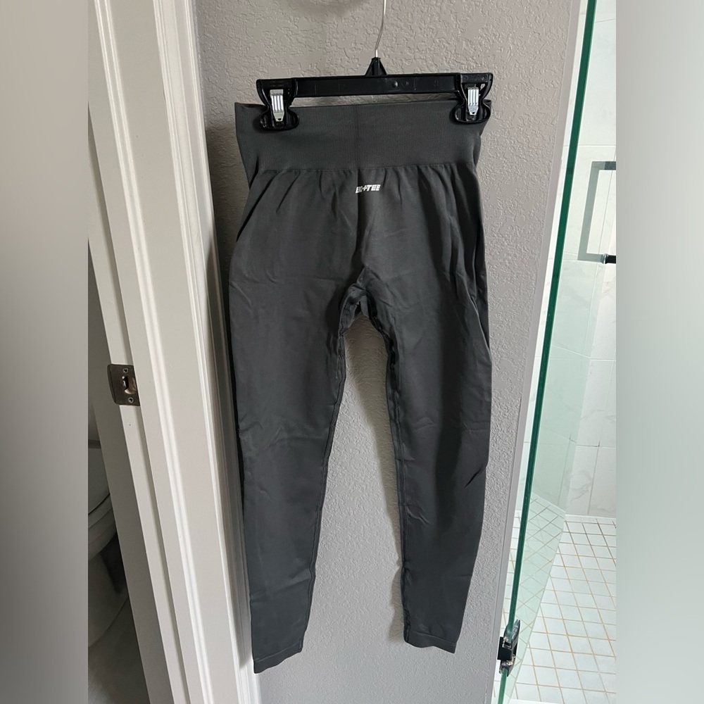 Gray Bo+Tee Leggings XS